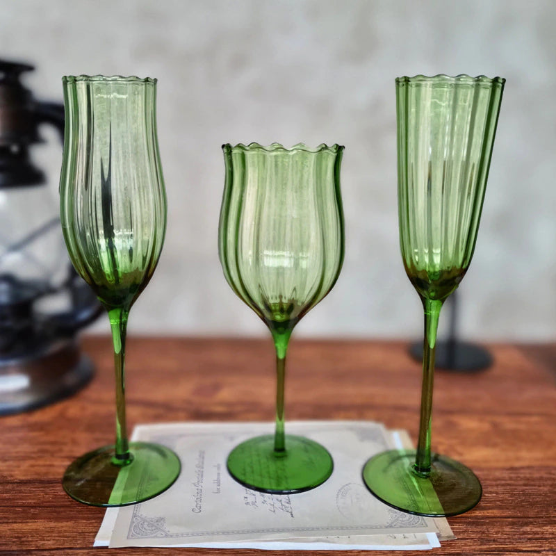 Emerald Scalloped Wine Glass