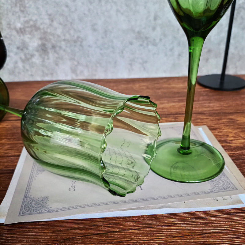 Emerald Scalloped Wine Glass